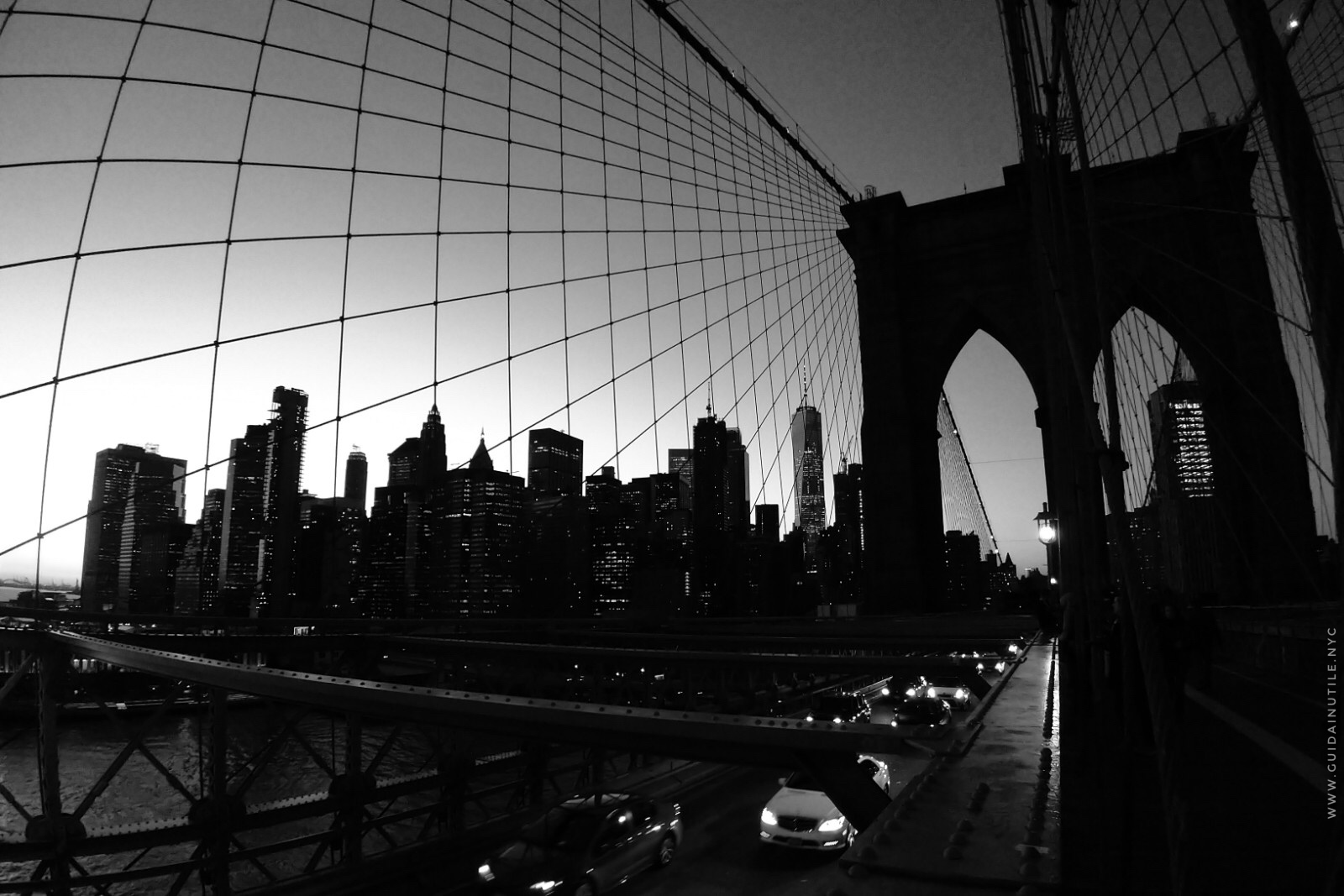 Ponte di Brooklyn e Downtown Manhattan al tramonto