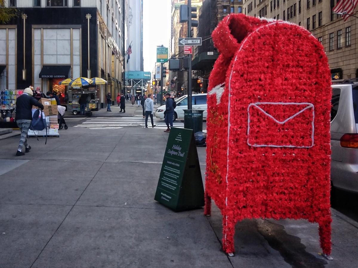 Buca delle lettere per Babbo Natale su 5th Avenue